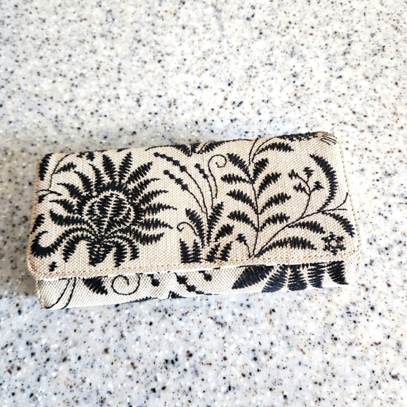 Desigual Black Embriodered Floral on Cream Wallet - Picture 2 of 6